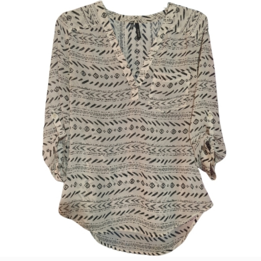 💥4 For $20💥Maurices White and Blue Patterned Blouse Size Small - Picture 4 of 7